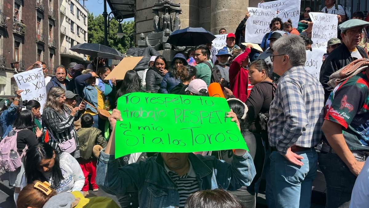 Protesta a favor de las corridas de toros y las peleas de gallos frente al Congreso capitalino