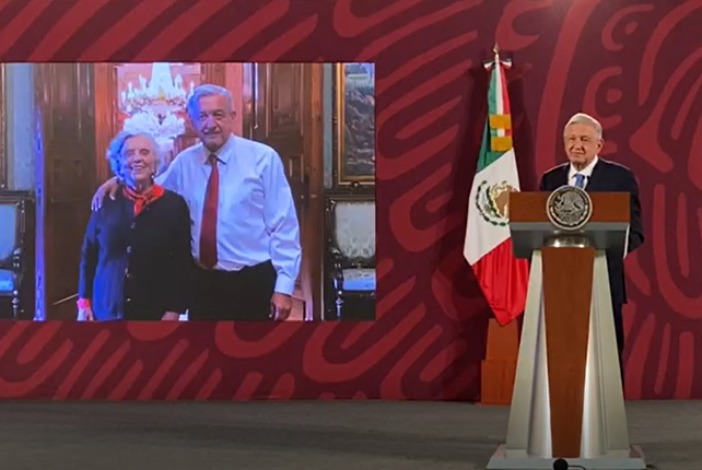 Andrés Manuel López Obrador definió a Elena Elena Poniatowska como “un ángel”