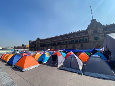 Maestros de Guerrero levantan su campamento del Zócalo capitalino tras 11 días de protesta