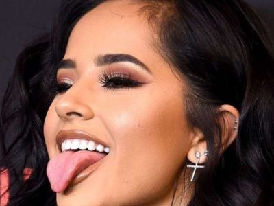 ¡Un descuido fatal! Becky G deslumbró con un vestido pero se le escapó un detalle