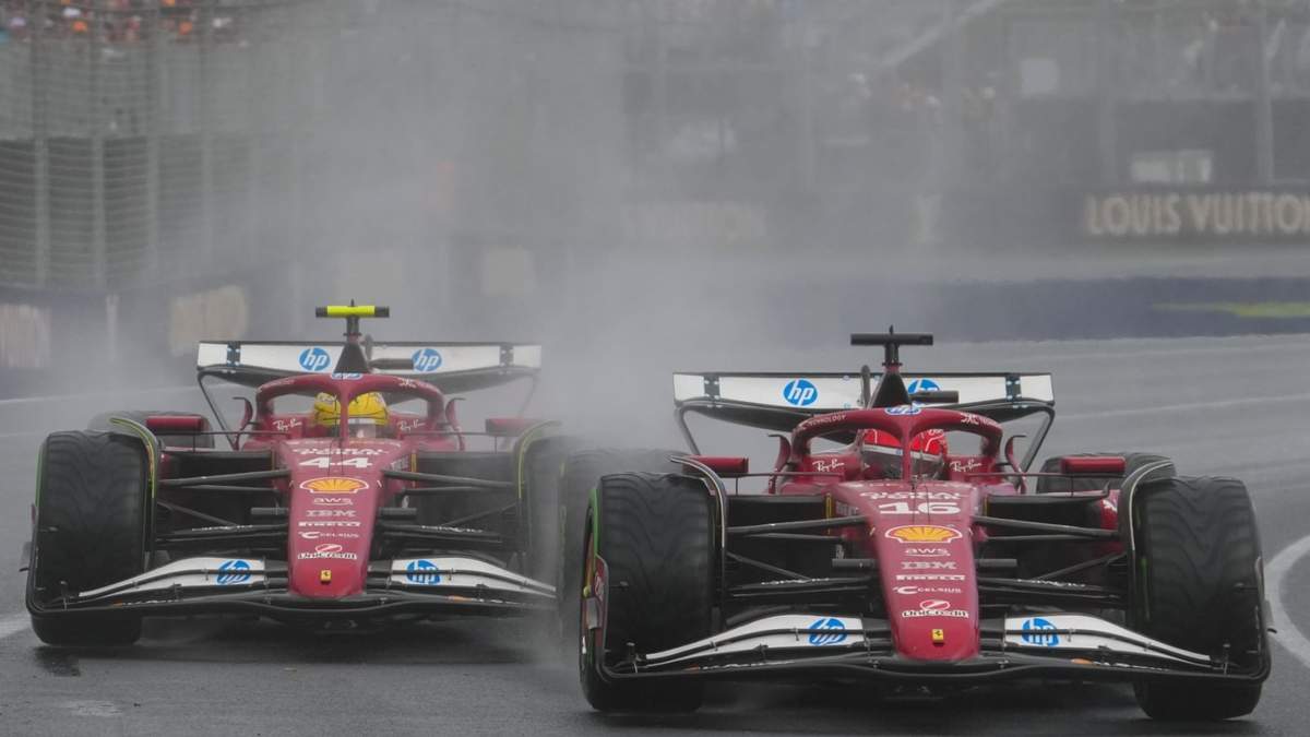 Los pilotos de Ferrari Charles Leclerc (derecha) y Lewis Hamilton durante el Gran Premio de Australia, el domingo 16 de marzo de 2025, en Melbourne
