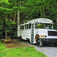Una pareja acondicionó un colectivo escolar para viajar y vivir