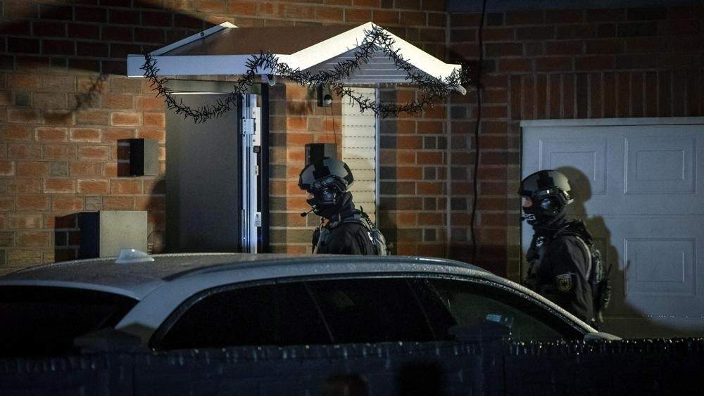 Policías registran una vivienda en Ritterhude, Alemania, el miércoles 8 de diciembre de 2021