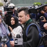 Un tribunal federal bloquea la deportación del activista palestino Mahmoud Khalil de EU