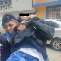 Alumno de secundaria se quita el uniforme y arma balacera dentro de la escuela en Los Reyes La Paz