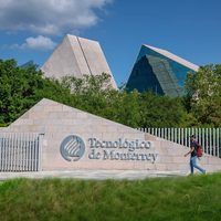 Profesores tienen prestaciones superiores a la ley, dice el Tec de Monterrey a AMLO