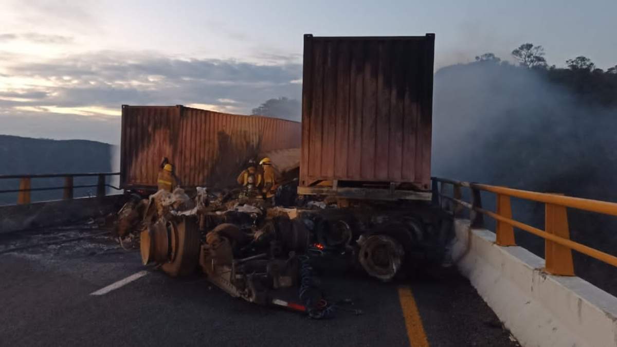 Choque de tráileres en la autopista Colima-Guadalajara