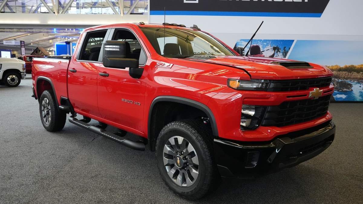 Un camión Chevrolet Silverado 2500 HD Custom en la Feria Automovilística de Pittsburgh el 15 de febrero del 2024