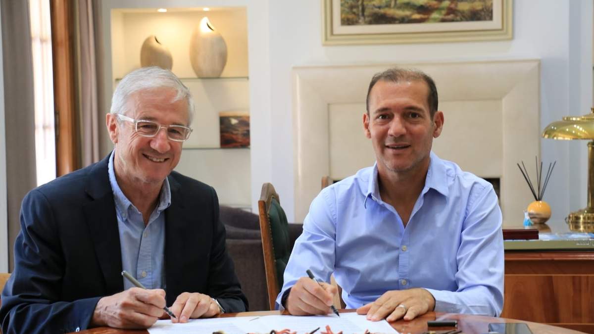 Omar Gutiérrez junto al intendente de San Patricio del Chañar, Leandro Bertoya. Fuente: (Twitter)