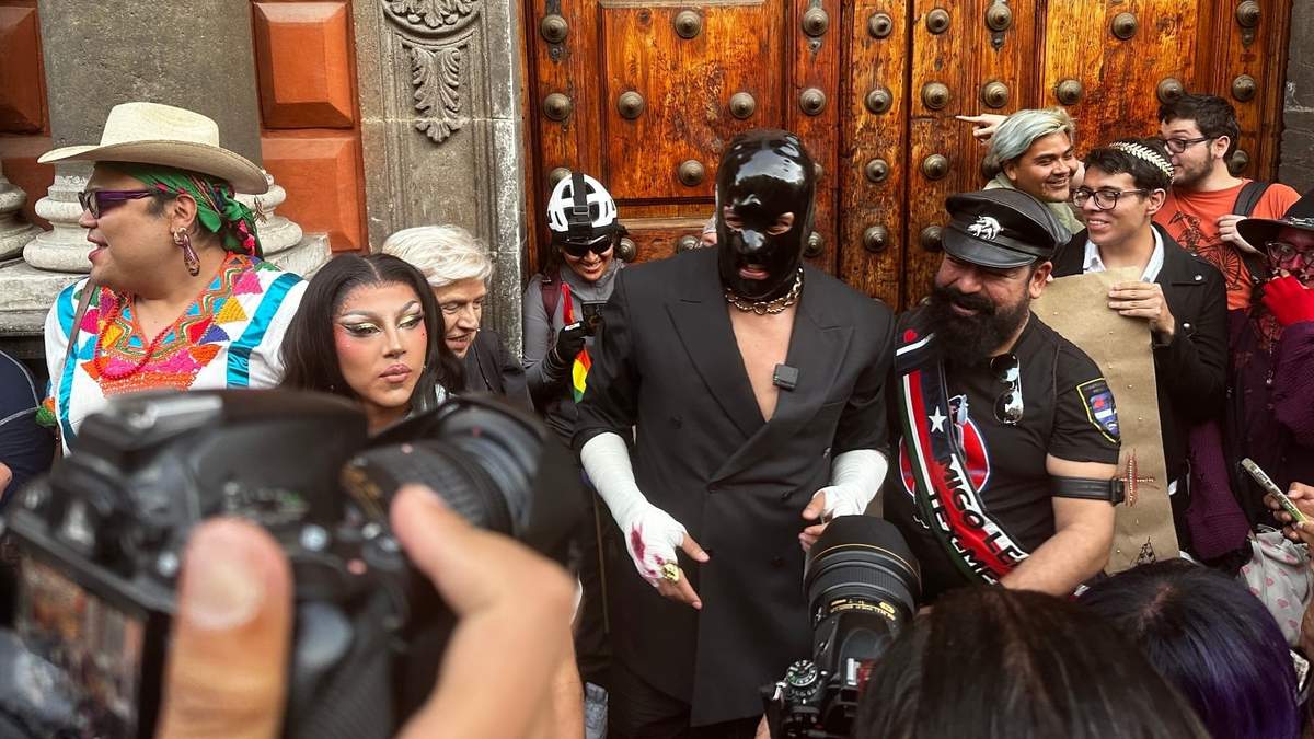 Fabián Cháirez en la protesta por la censura de su obra, "La venida del señor"