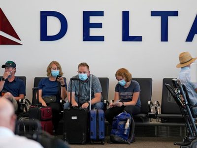 Delta Air Lines le cobrará 200 dólares al mes a los empleados que no estén vacunados