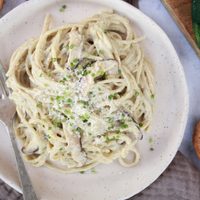 Pasta cremosa con salsa blanca sin crema: receta fácil y deliciosa con leche en polvo