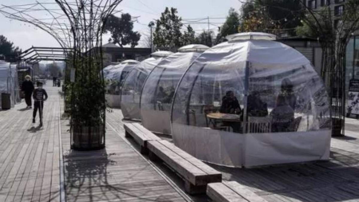 Personas comiendo en un restaurante en Israel durante la pandemia
