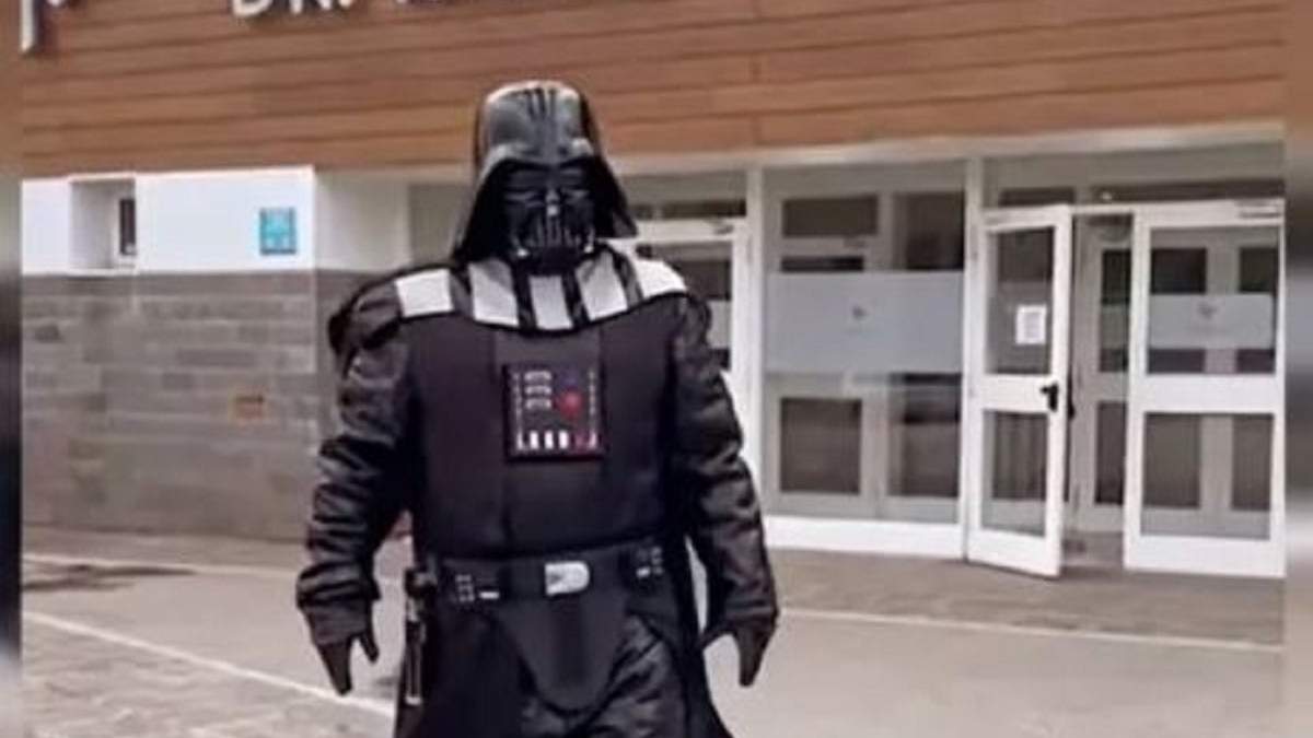 El Darth Vader sanmartinense en su llegada al hospital Dr. Ramón Carrillo. Fuente: (LA Montaña)