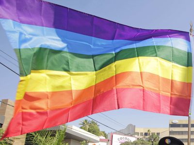 Pareja de Florida tendrá que pagar una multa por exhibir una bandera del Orgullo Gay