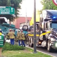 Tráiler cargado de cebollas cae 25 metros del puente vehicular en Calzada Ignacio Zaragoza