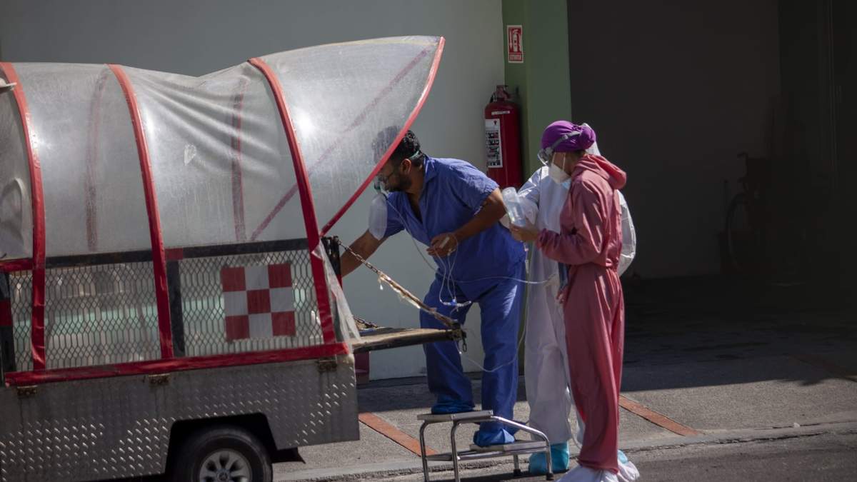 Trabajadores de la salud que atienden casos de covid-19