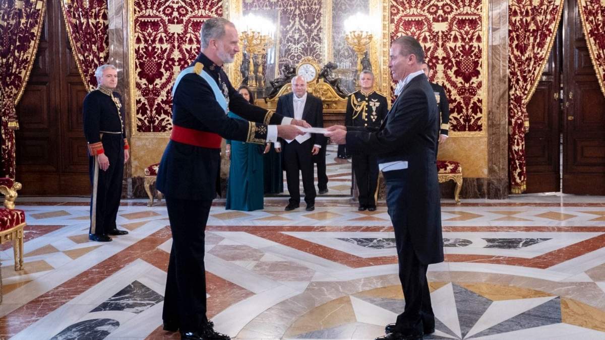 El Rey Felipe VI (i) preside la presentación de cartas credenciales del embajador de los Estados Unidos Mexicanos, Quirino Ordaz Coppel (d), en el Palacio Real, a 6 de junio de 2022, en Madrid (España)