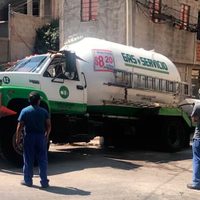Pipa de gas cae en socavón en la delegación Benito Juárez