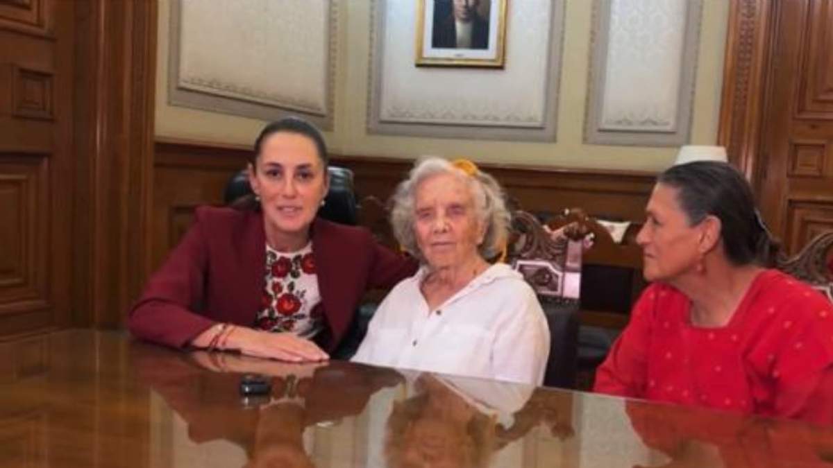 La presidenta Sheinbaum con la escritora Elena Poniatowska y la directora de teatro, Jesusa Rodríguez