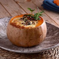 Calabaza rellena de pollo y queso: la receta creativa, deliciosa y calentita que te va a provocar estos días tan fríos