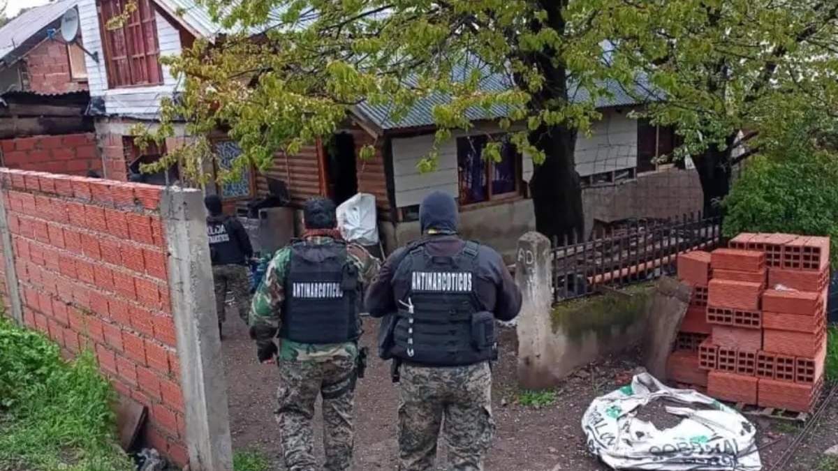 Momento en que el personal de Antinarcóticos ingresa al predio del kiosco narco. Fuente: (RSM)