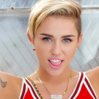 ¡Sin prenda alguna y con las piernas enredadas! Miley Cyrus encendió a sus fans