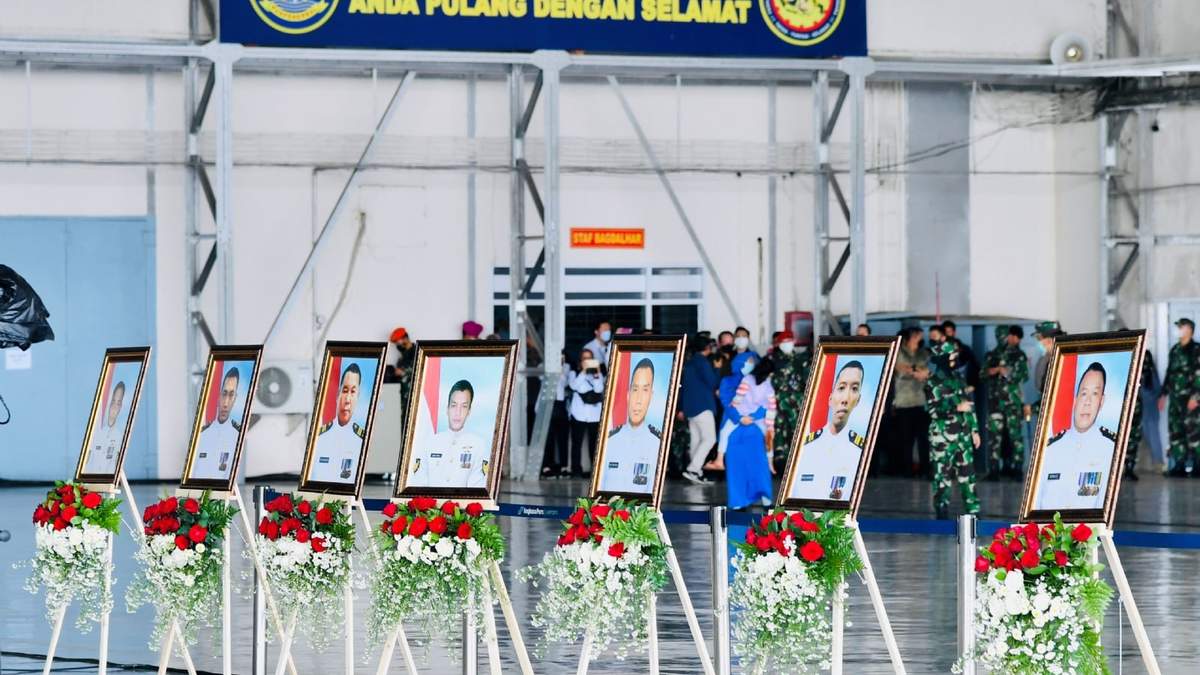 Homenaje póstumo a los 53 tripulantes del submarino siniestrado en Indonesia. Fuente: (Twitter)