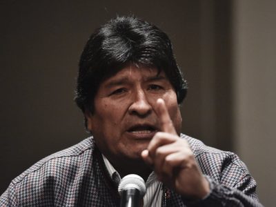 Evo Morales apuntó contra el expresidente Carlos Mesa: lo vinculó al envío de armas a Bolivia