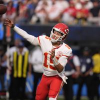 Mahomes y Kelce ayudan a Chiefs a remontar para vencer 17-a Chargers