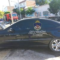 Un hombre que manejaba a gran velocidad terminó incrustado contra el paredón de una casa