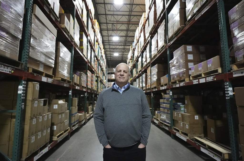 Rick Woldenberg, director general de Learning Resources, una empresa educativa cuyos productos se fabrican en China, en el almacén de la compañía en Vernon Hills, Illinois, 11 de abril de 2025