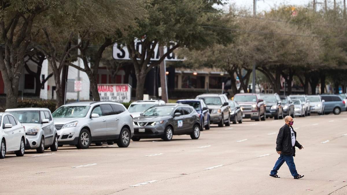 Un ciudadano estadunidense camina por calles de Texas
