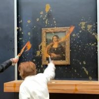Activistas climáticos arrojan sopa a la Mona Lisa de Da Vinci en el Museo del Louvre