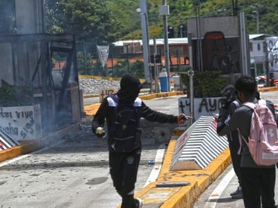 Normalistas toman casetas de cobro para protestar por la desaparición forzada de sus 43 compañeros