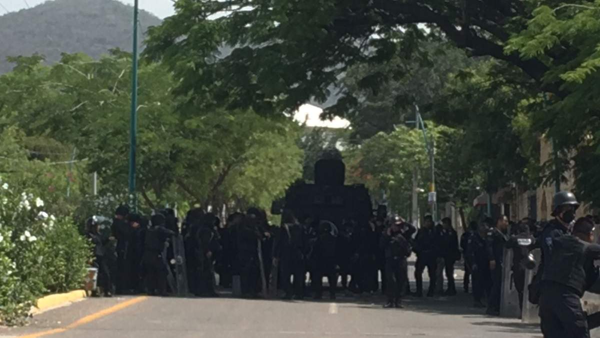 Policías estatales desalojaron a los normalistas en un cruce conocido como "la Coca"
