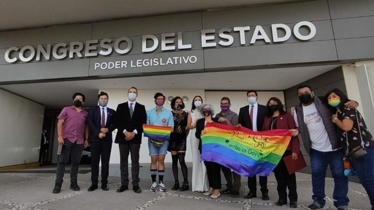 Activistas afuera del Congreso de Querétaro