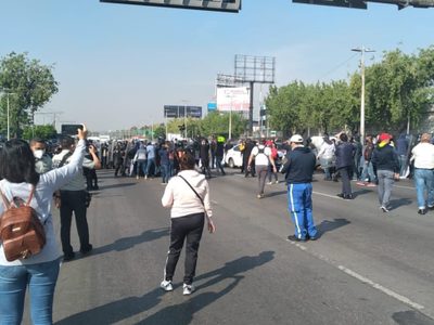 Expolicías federales bloquean Circuito Interior; protestan por altos intereses de FOVISSSTE