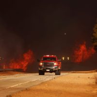 Más de 50 mil personas bajo órdenes o aviso de evacuación por incendio al norte de Los Ángeles