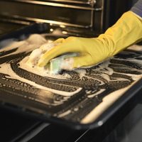 Con solo dos ingredientes, así podés limpiar la bandeja del horno y dejarla tan reluciente como el primer día