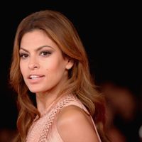 Eva Mendes salió al cruce con un hater por esta foto: "Prefiero estar en casa con mi hombre"