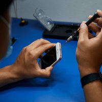 Apple lanza un programa para poder reparar iPhone; dará manual de instrucciones