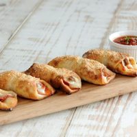 No sabes qué cocinar: prepará con una tapa de pascualina estos envoltinis capresse, jugosos y muy ricos