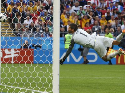 Salva tecnología a Francia; derrota 2-1 a Australia