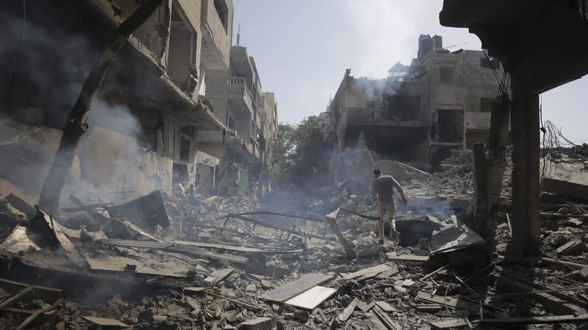 Palestinos miran los restos de un bombardeo israelí en el campo de refugiados de Nuseirat, en la Franja de Gaza