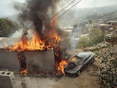 Intenta conectar su Tesla a “diablito”, pero quema el carro e incendia casa en Tijuana