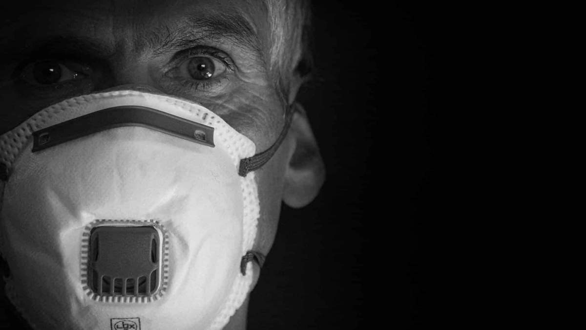 Imagen ilustrativa de un hombre con una mascarilla sanitaria. Fuente: (Twitter)