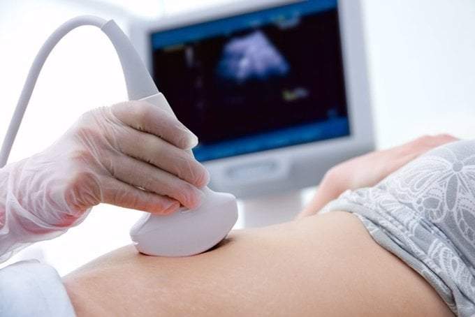 Una mujer embarazada se realiza un ultrasonido