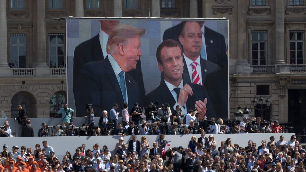 Donald Trump y Emmanuel Macron observan un desfile por el Día de la Bastilla sobre la avenida Campos Elíseos, el 14 de julio de 2017, en París