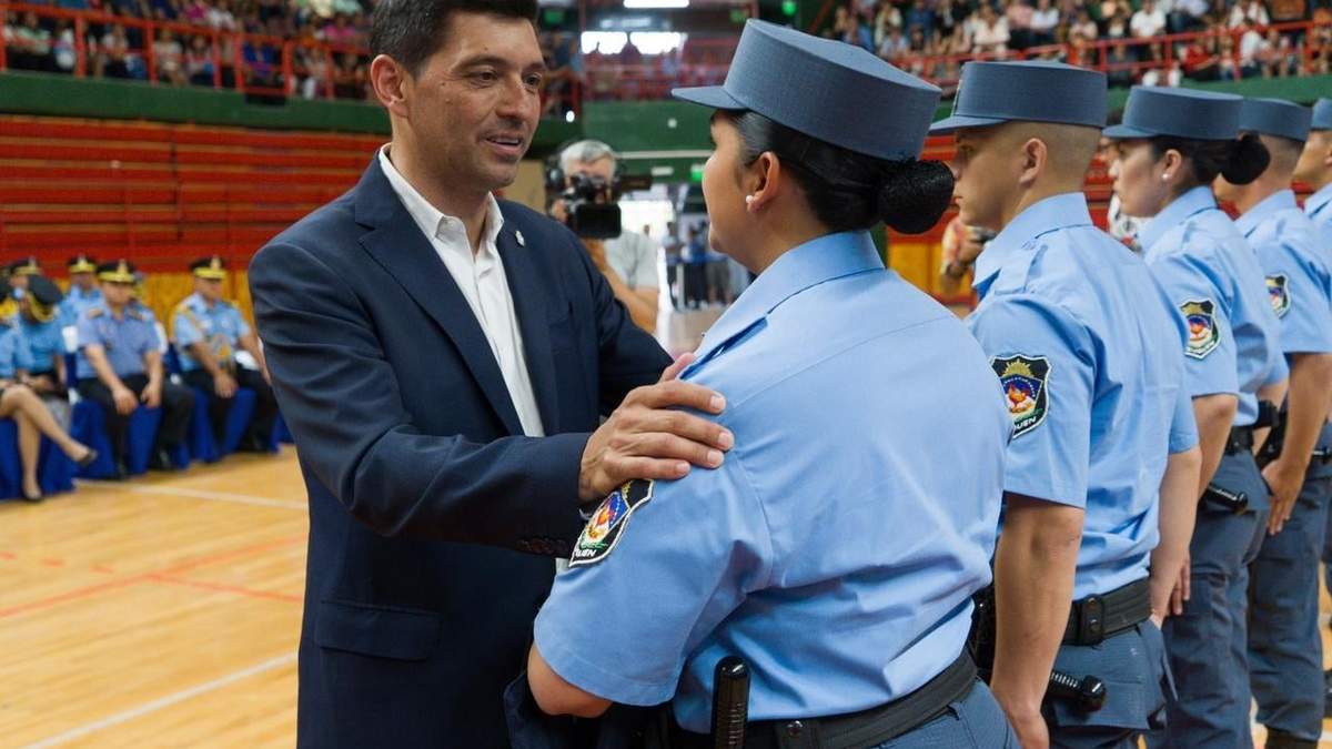 Koopmann y funcionarios policiales. Fuente: (Twitter)